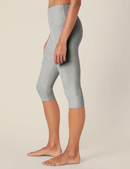 Side view of Spacedye Pedal Pusher High Waisted Legging in marled Silver Mist gray, hitting just below the knee.